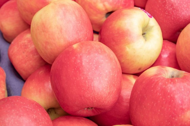 Mnogi bacaju ovaj deo jabuke, a to je ogromna greška – gubi većinu vitamina i vlakana